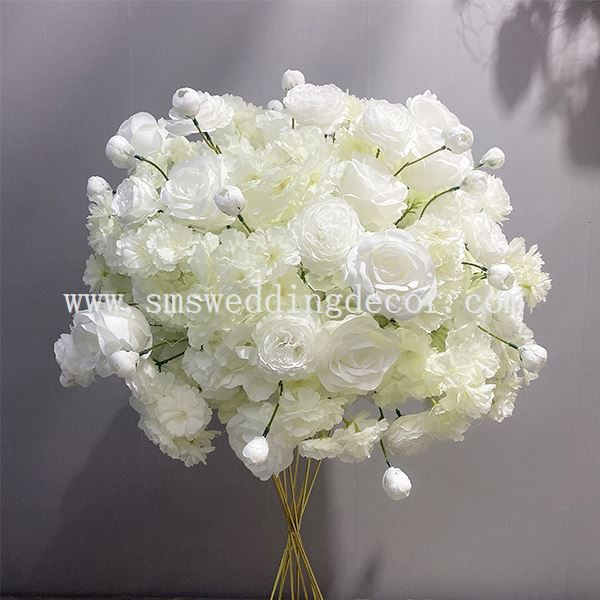 sweetheart table arrangement