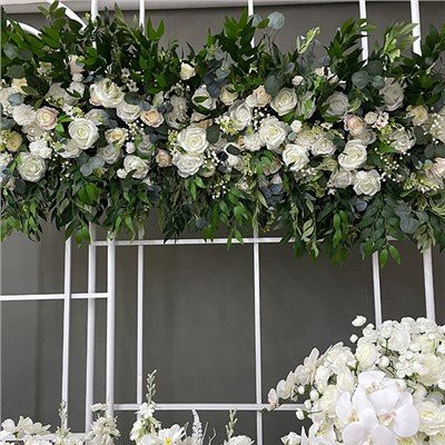 Staze za vjenčani stol s cvijećem i zelenilom