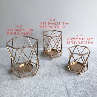 Zlatni geometrijski svijećnjak