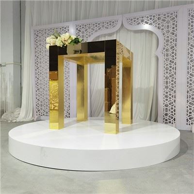 Zlatni četvrtasti luk za vjenčanje