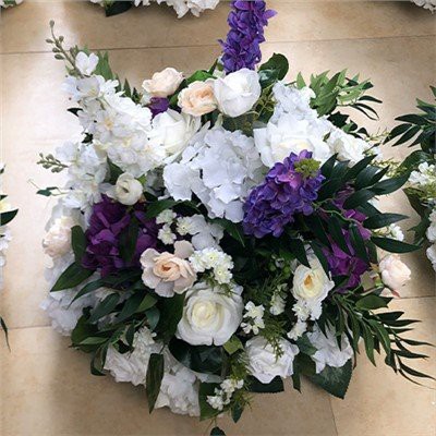 Središnji dijelovi ljubičastog i bijelog vjenčanog cvijeća