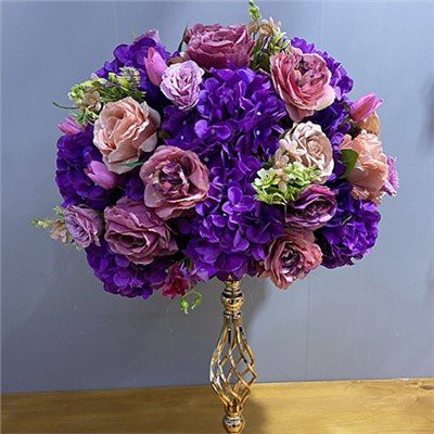 Ljubičasti cvjetni ukrasi za vjenčanje