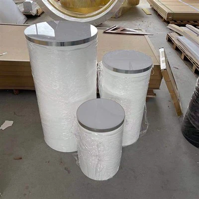 Bijelo postolje za kolače